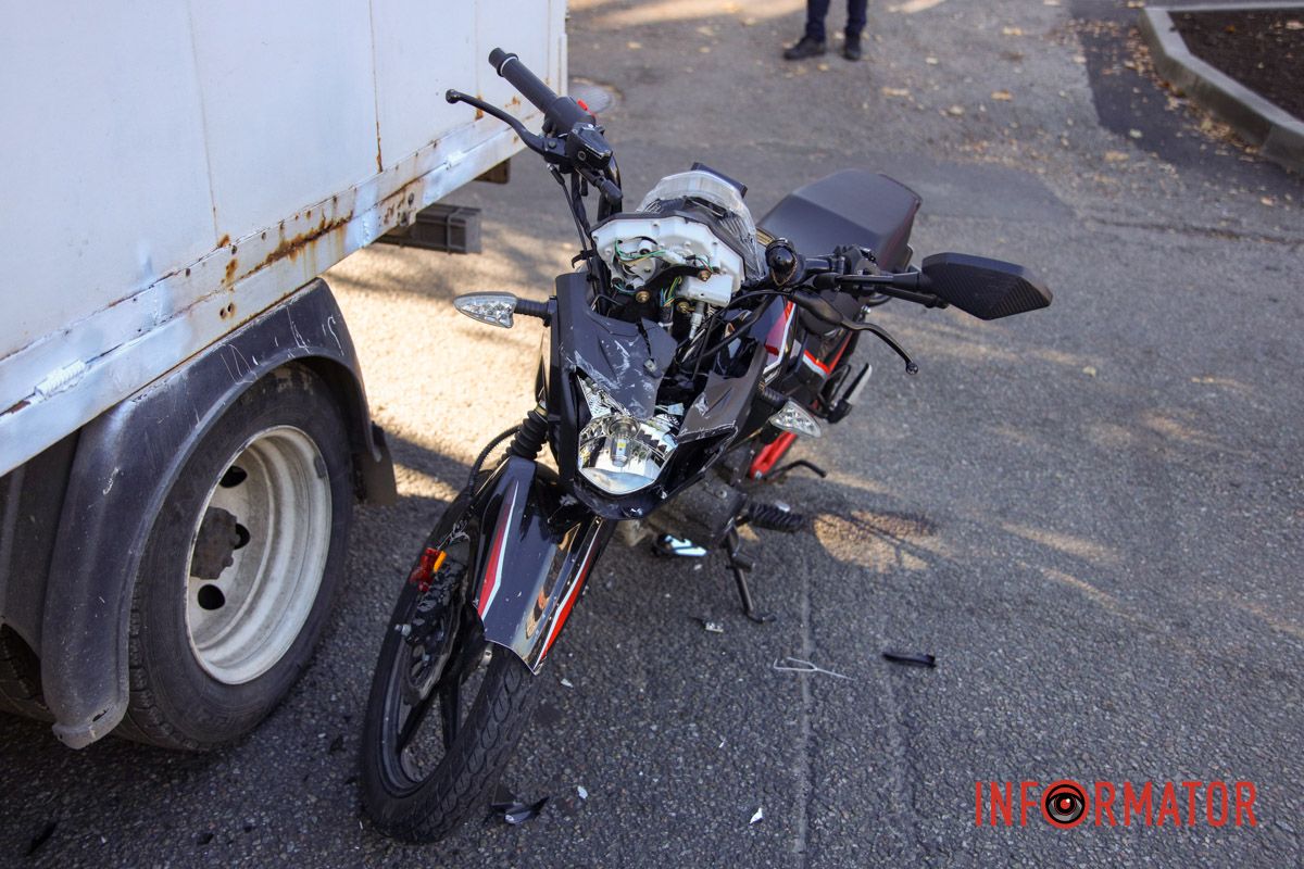 У Дніпрі на Крутогірному узвозі «ГАЗель» зіткнулась з мотоциклом: рух ускладнено 8