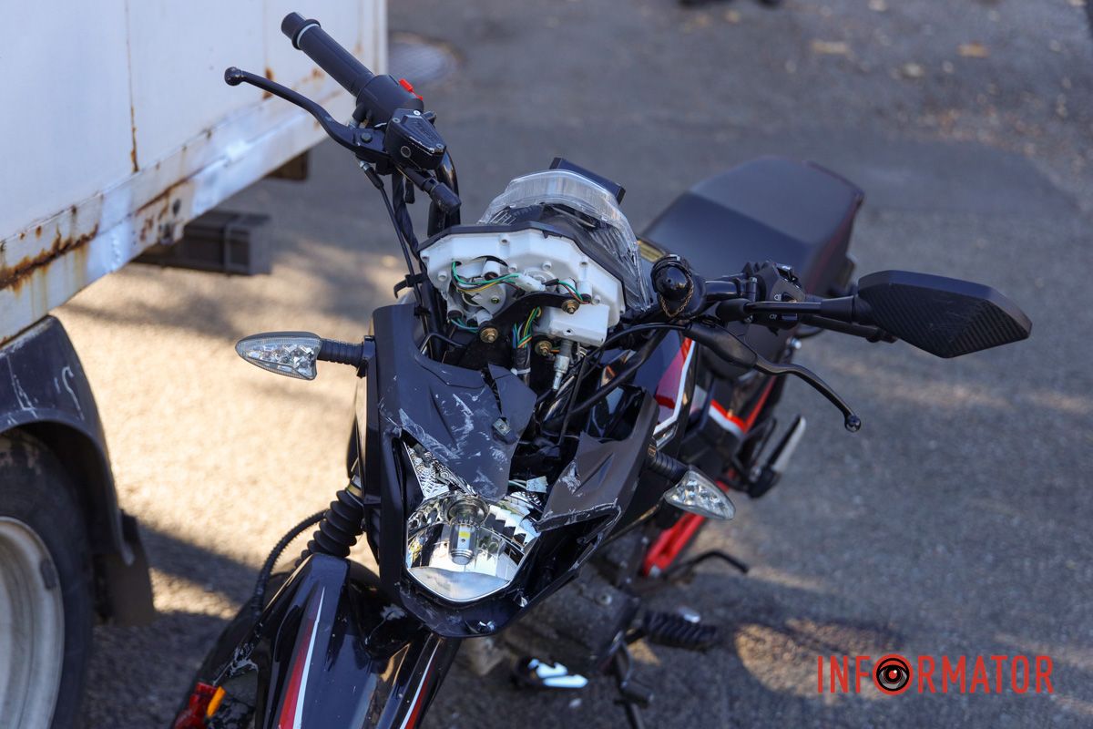 У Дніпрі на Крутогірному узвозі «ГАЗель» зіткнулась з мотоциклом: рух ускладнено 7