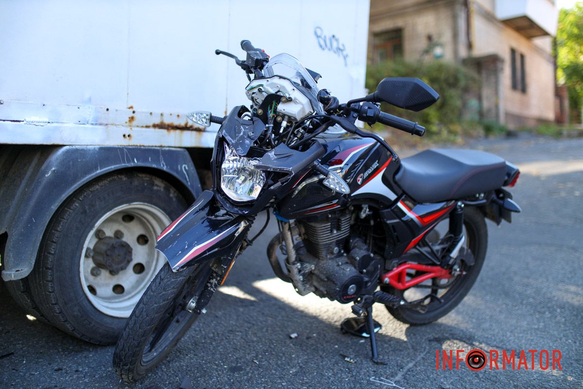 У Дніпрі на Крутогірному узвозі «ГАЗель» зіткнулась з мотоциклом: рух ускладнено 6