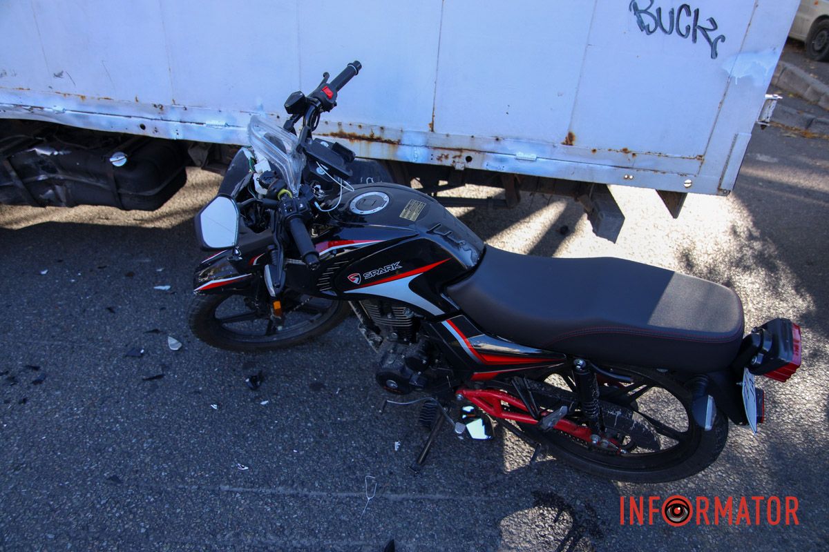 У Дніпрі на Крутогірному узвозі «ГАЗель» зіткнулась з мотоциклом: рух ускладнено 5