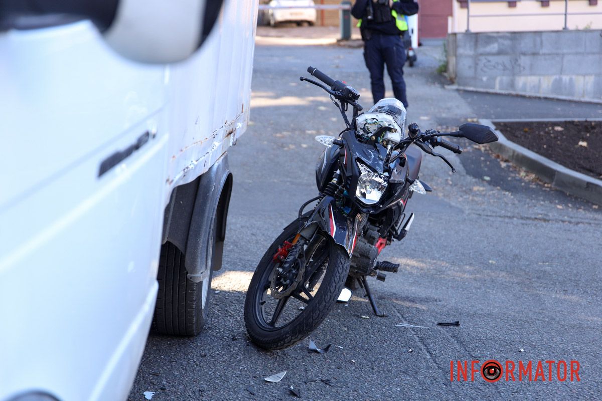 У Дніпрі на Крутогірному узвозі «ГАЗель» зіткнулась з мотоциклом: рух ускладнено 4