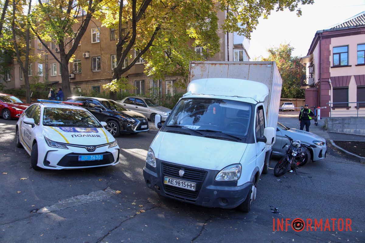 У Дніпрі на Крутогірному узвозі «ГАЗель» зіткнулась з мотоциклом: рух ускладнено 3
