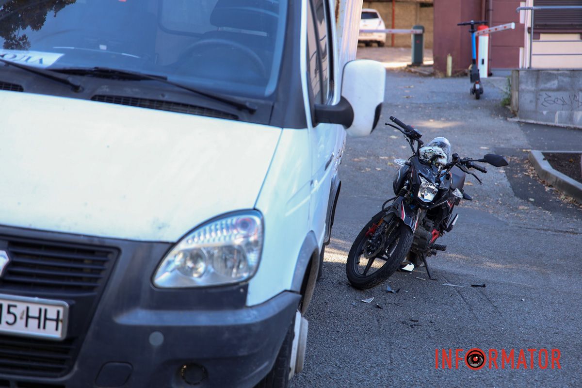 У Дніпрі на Крутогірному узвозі «ГАЗель» зіткнулась з мотоциклом: рух ускладнено 2