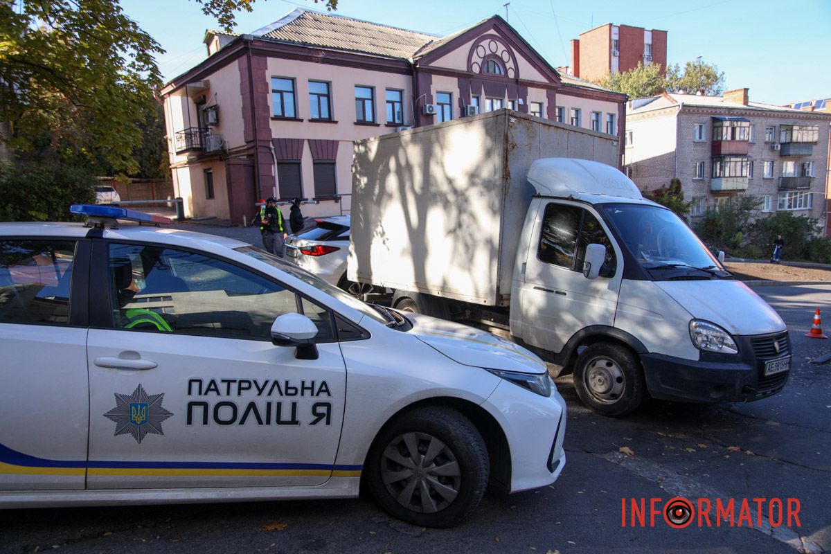 У Дніпрі на Крутогірному узвозі «ГАЗель» зіткнулась з мотоциклом: рух ускладнено 1