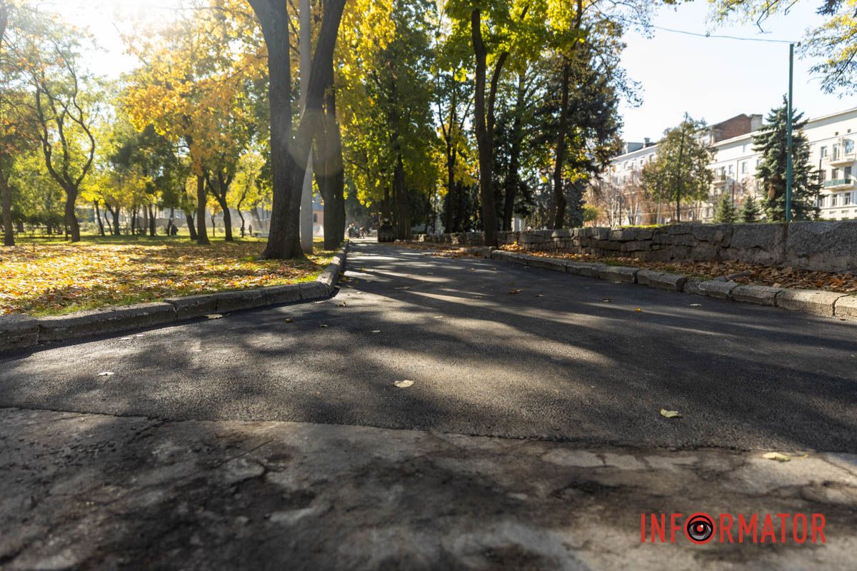 Вони ремонтують тротуари у Соборному сквері (колишній сквер Івана Старова) Вони ремонтують тротуари у Соборному сквері (колишній сквер Івана Старова)