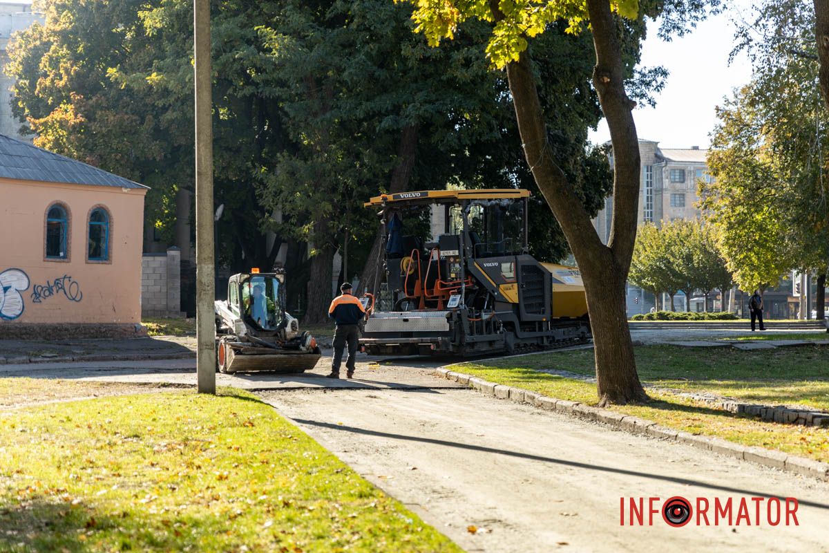 Між пам’ятним знаком “Акт Злуки” та Історичним музеєм Між пам’ятним знаком “Акт Злуки” та Історичним музеєм