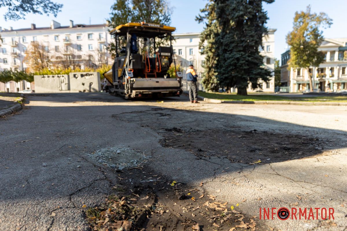 На першій локації вже почали вкладати новий асфальт На першій локації вже почали вкладати новий асфальт