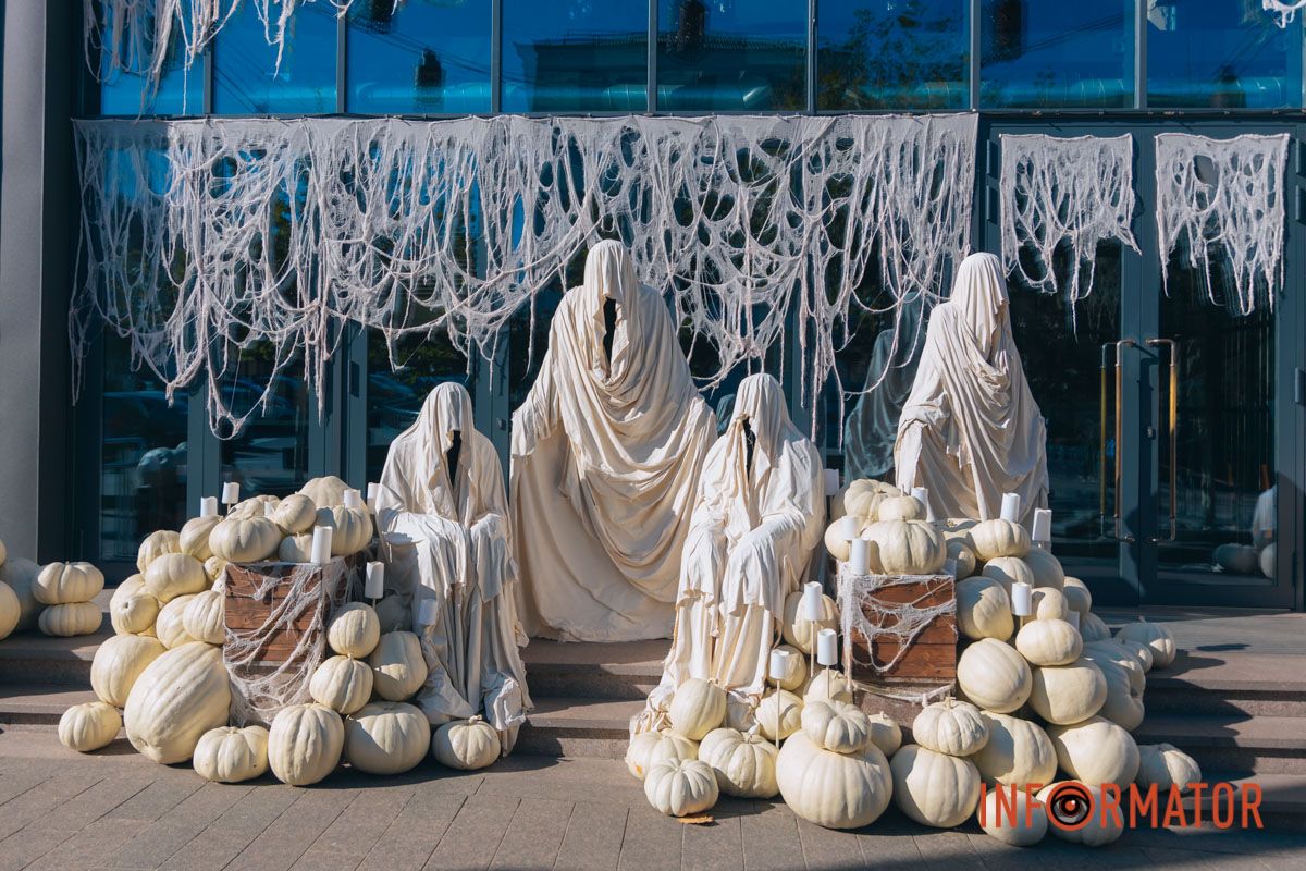 Містичні привиди та гарбузи: на вулиці Первозванівській у Дніпрі з'явилася локація до Гелловіну 16