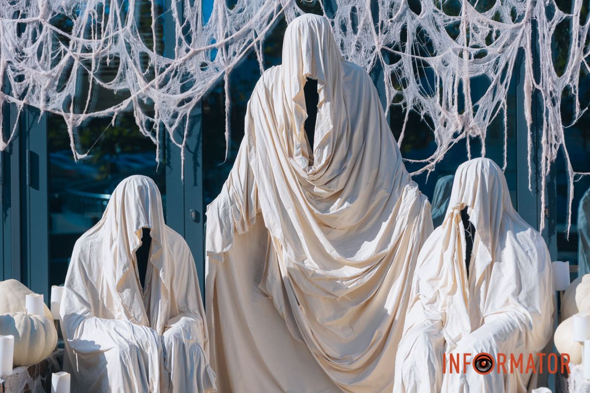 Містичні привиди та гарбузи: на вулиці Первозванівській у Дніпрі з'явилася локація до Гелловіну 15