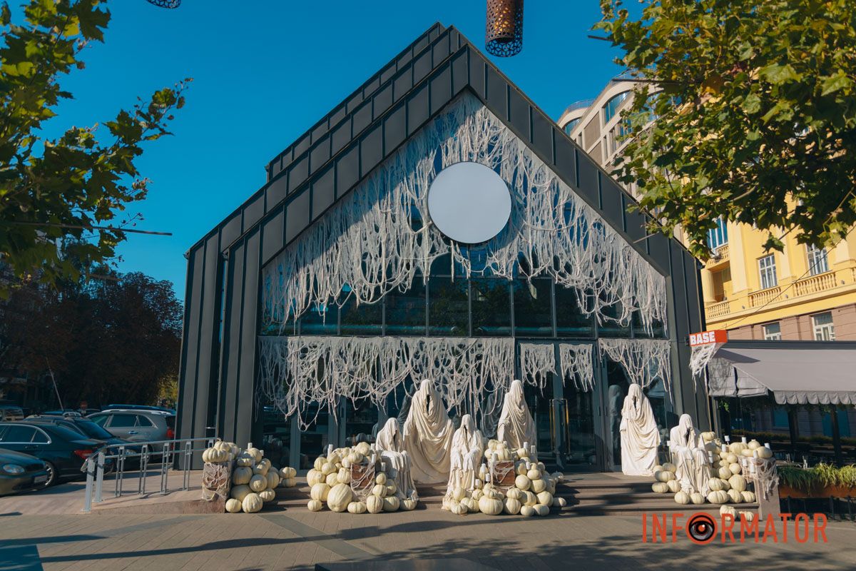 Містичні привиди та гарбузи: на вулиці Первозванівській у Дніпрі з'явилася локація до Гелловіну 14