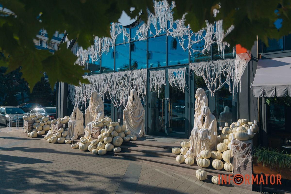 Містичні привиди та гарбузи: на вулиці Первозванівській у Дніпрі з'явилася локація до Гелловіну 13