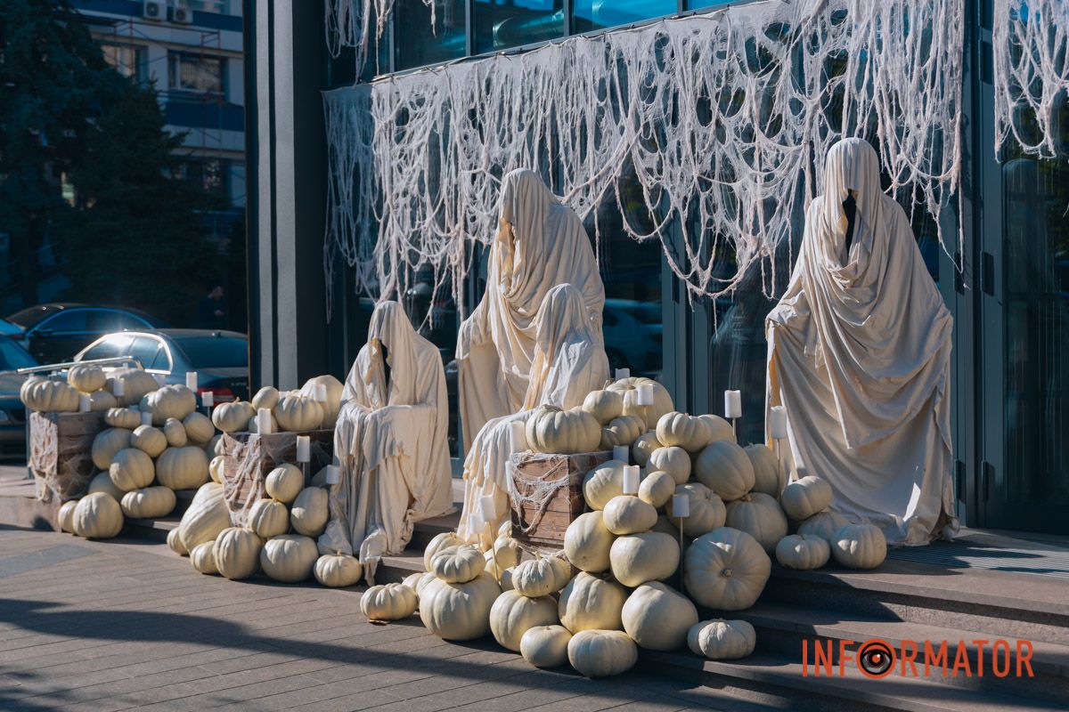 Містичні привиди та гарбузи: на вулиці Первозванівській у Дніпрі з'явилася локація до Гелловіну 11
