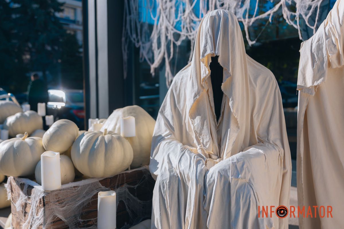 Містичні привиди та гарбузи: на вулиці Первозванівській у Дніпрі з'явилася локація до Гелловіну 12