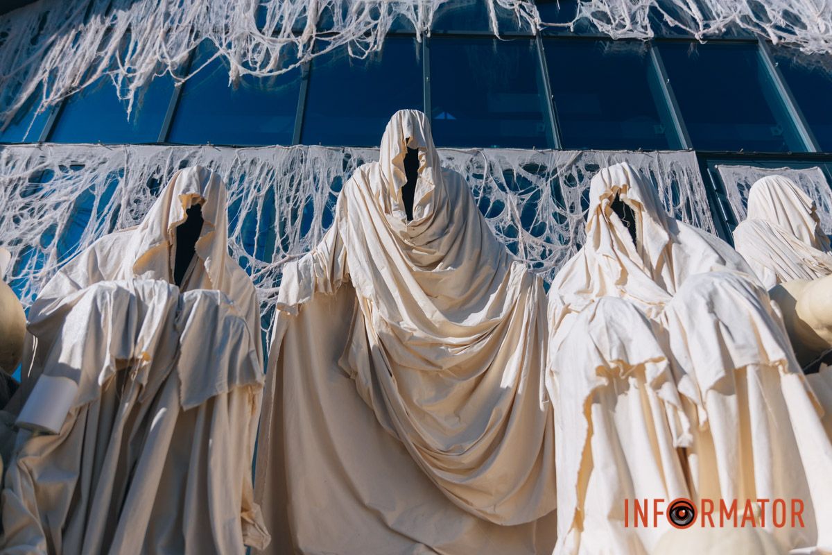 Містичні привиди та гарбузи: на вулиці Первозванівській у Дніпрі з'явилася локація до Гелловіну 10