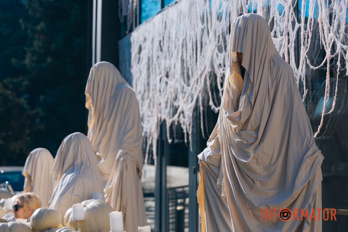 Містичні привиди та гарбузи: на вулиці Первозванівській у Дніпрі з'явилася локація до Гелловіну 7