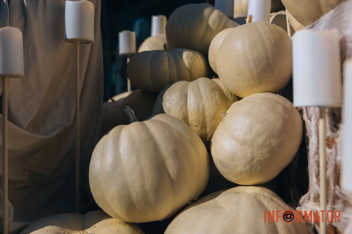 Містичні привиди та гарбузи: на вулиці Первозванівській у Дніпрі з'явилася локація до Гелловіну 6