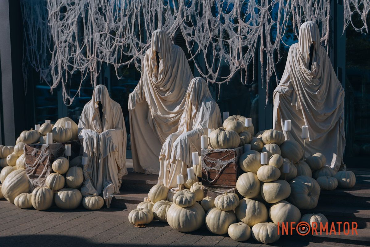 Містичні привиди та гарбузи: на вулиці Первозванівській у Дніпрі з'явилася локація до Гелловіну 5