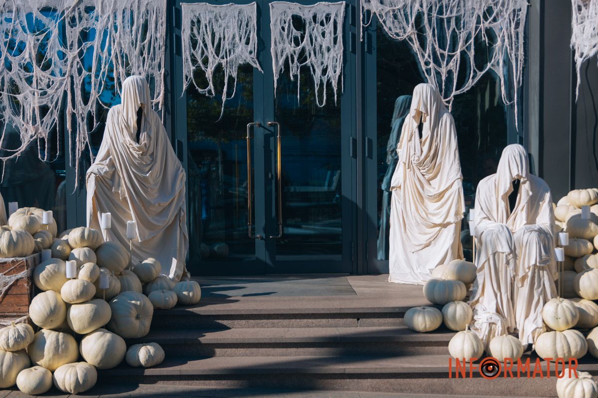 Містичні привиди та гарбузи: на вулиці Первозванівській у Дніпрі з'явилася локація до Гелловіну 4