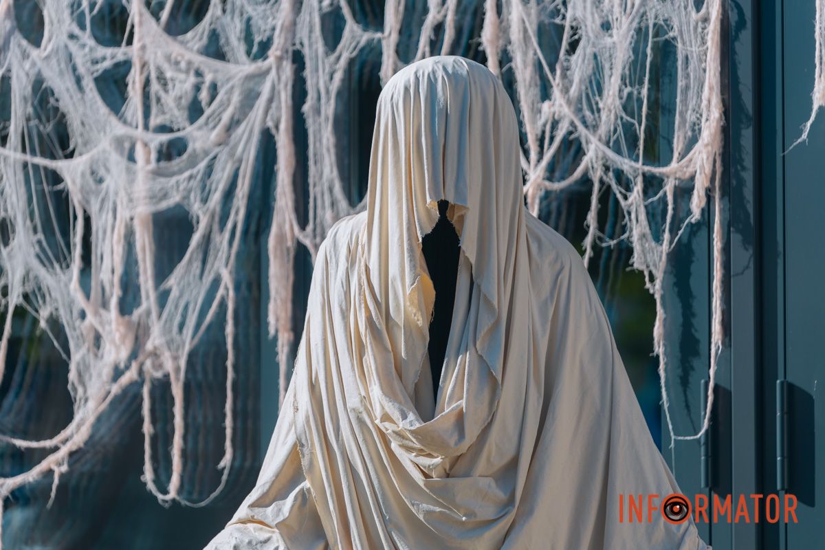 Містичні привиди та гарбузи: на вулиці Первозванівській у Дніпрі з'явилася локація до Гелловіну 3