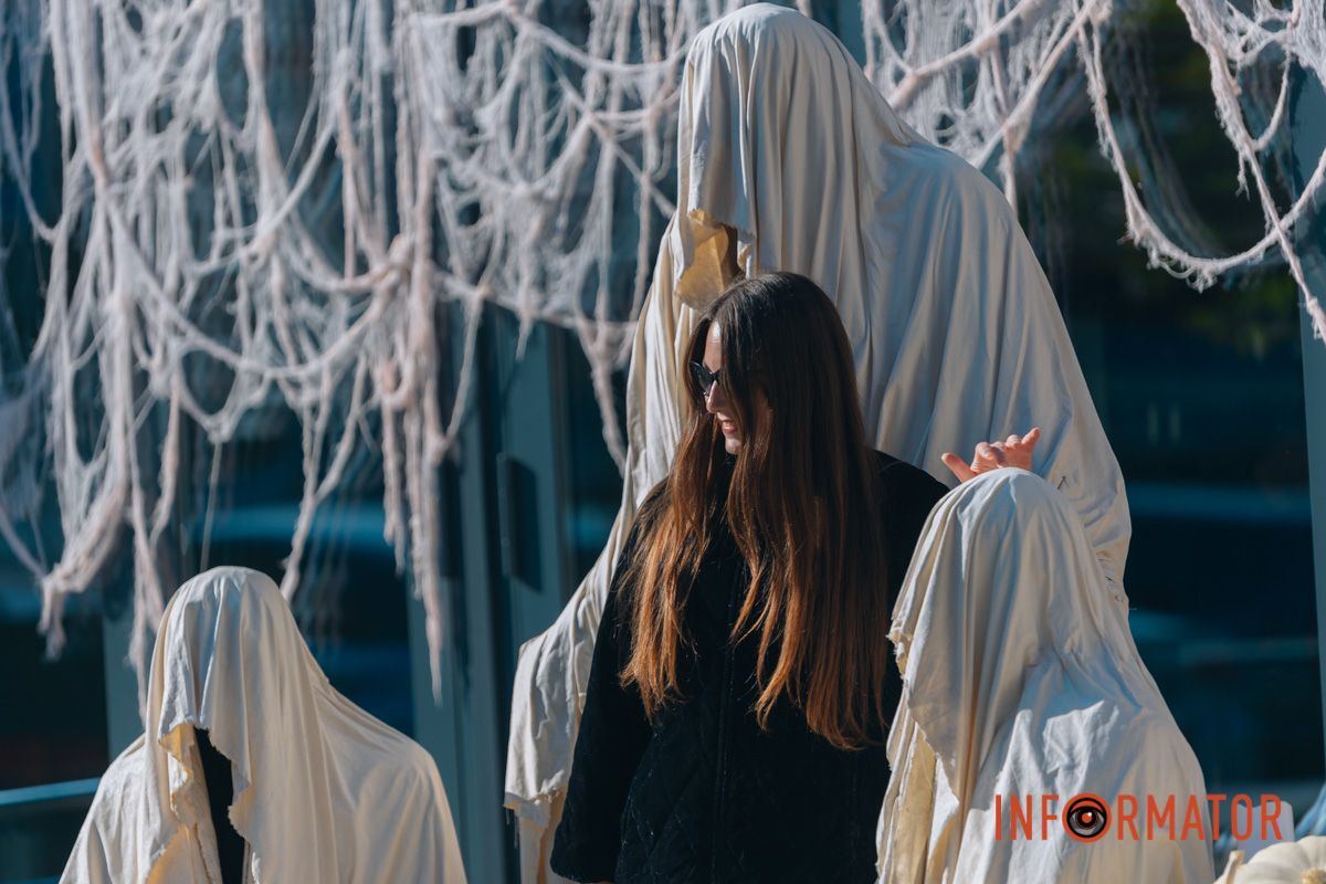 Містичні привиди та гарбузи: на вулиці Первозванівській у Дніпрі з'явилася локація до Гелловіну 2