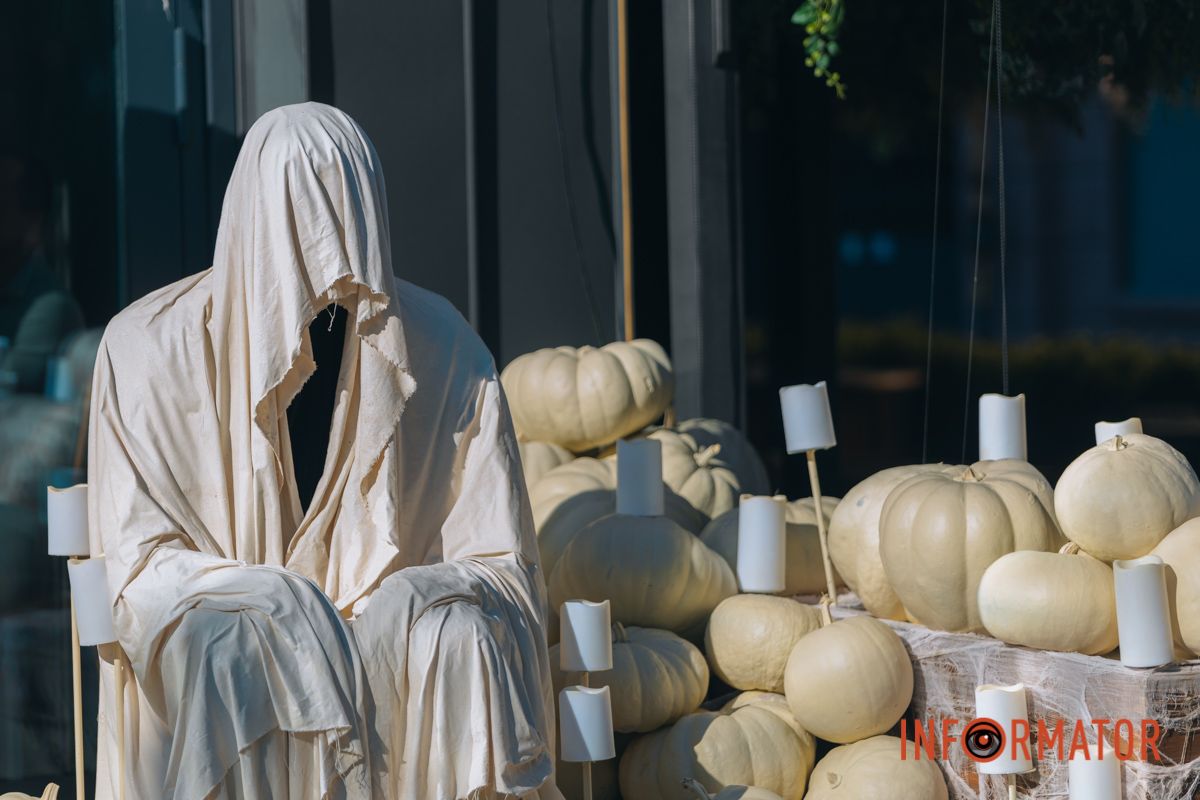 Містичні привиди та гарбузи: на вулиці Первозванівській у Дніпрі з'явилася локація до Гелловіну 1