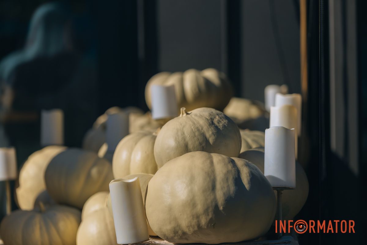 Містичні привиди та гарбузи: на вулиці Первозванівській у Дніпрі з'явилася локація до Гелловіну 42