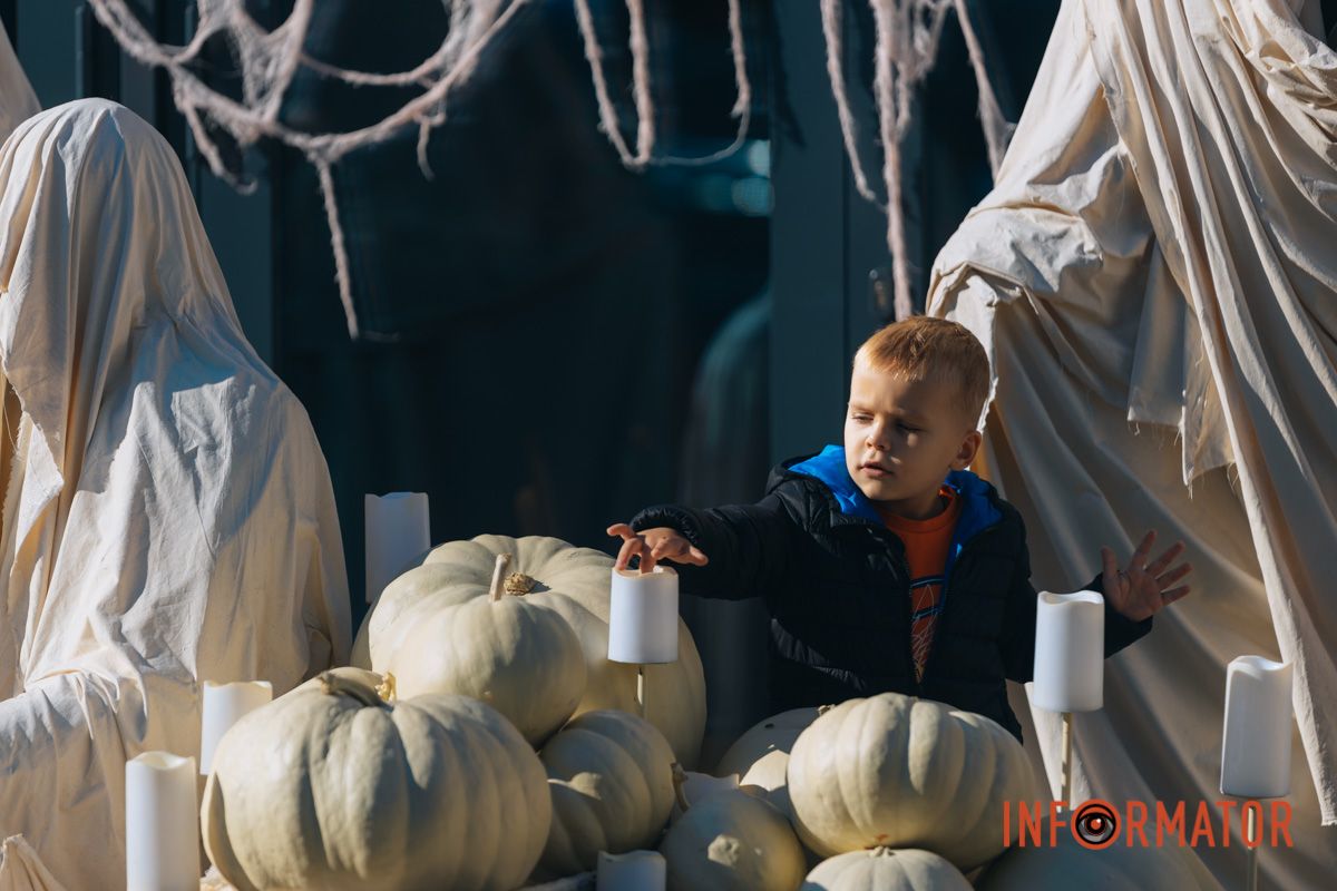 Містичні привиди та гарбузи: на вулиці Первозванівській у Дніпрі з'явилася локація до Гелловіну 41