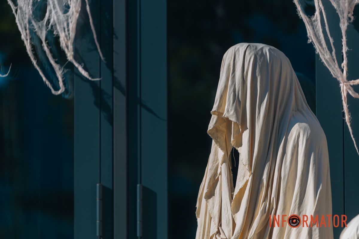 Містичні привиди та гарбузи: на вулиці Первозванівській у Дніпрі з'явилася локація до Гелловіну 40