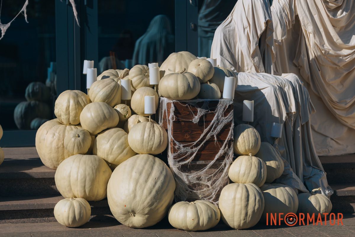 Містичні привиди та гарбузи: на вулиці Первозванівській у Дніпрі з'явилася локація до Гелловіну 38