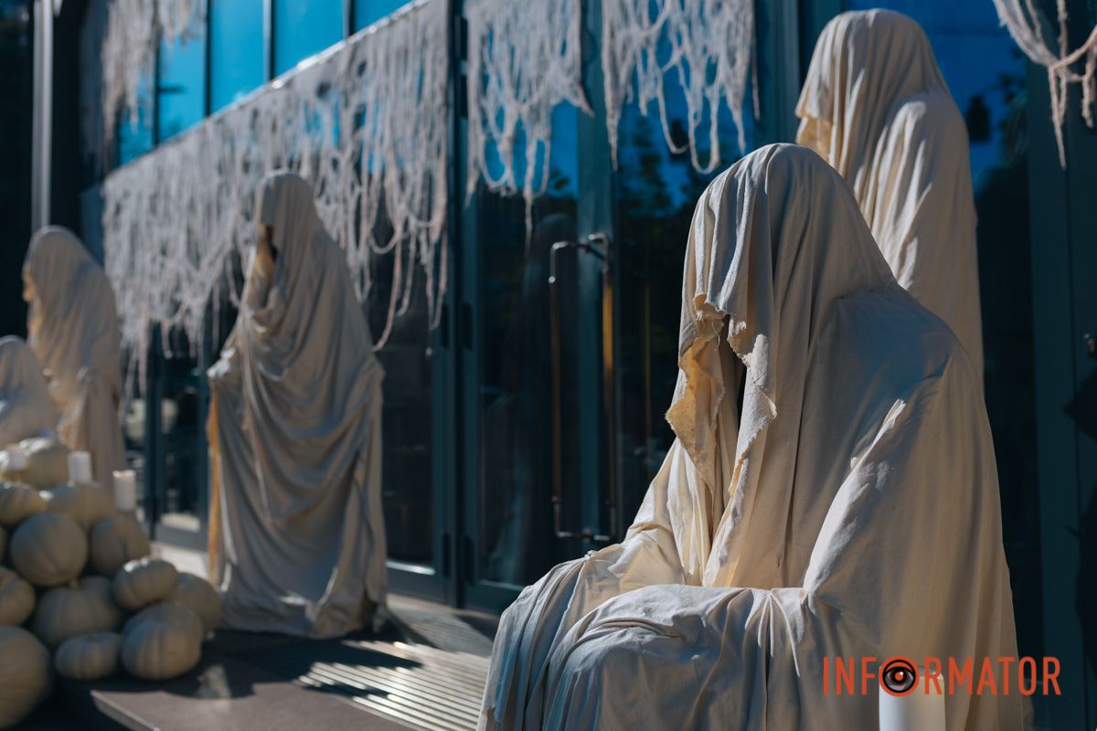 Містичні привиди та гарбузи: на вулиці Первозванівській у Дніпрі з'явилася локація до Гелловіну 36