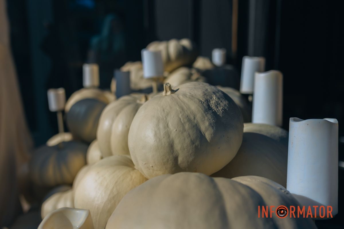 Містичні привиди та гарбузи: на вулиці Первозванівській у Дніпрі з'явилася локація до Гелловіну 37