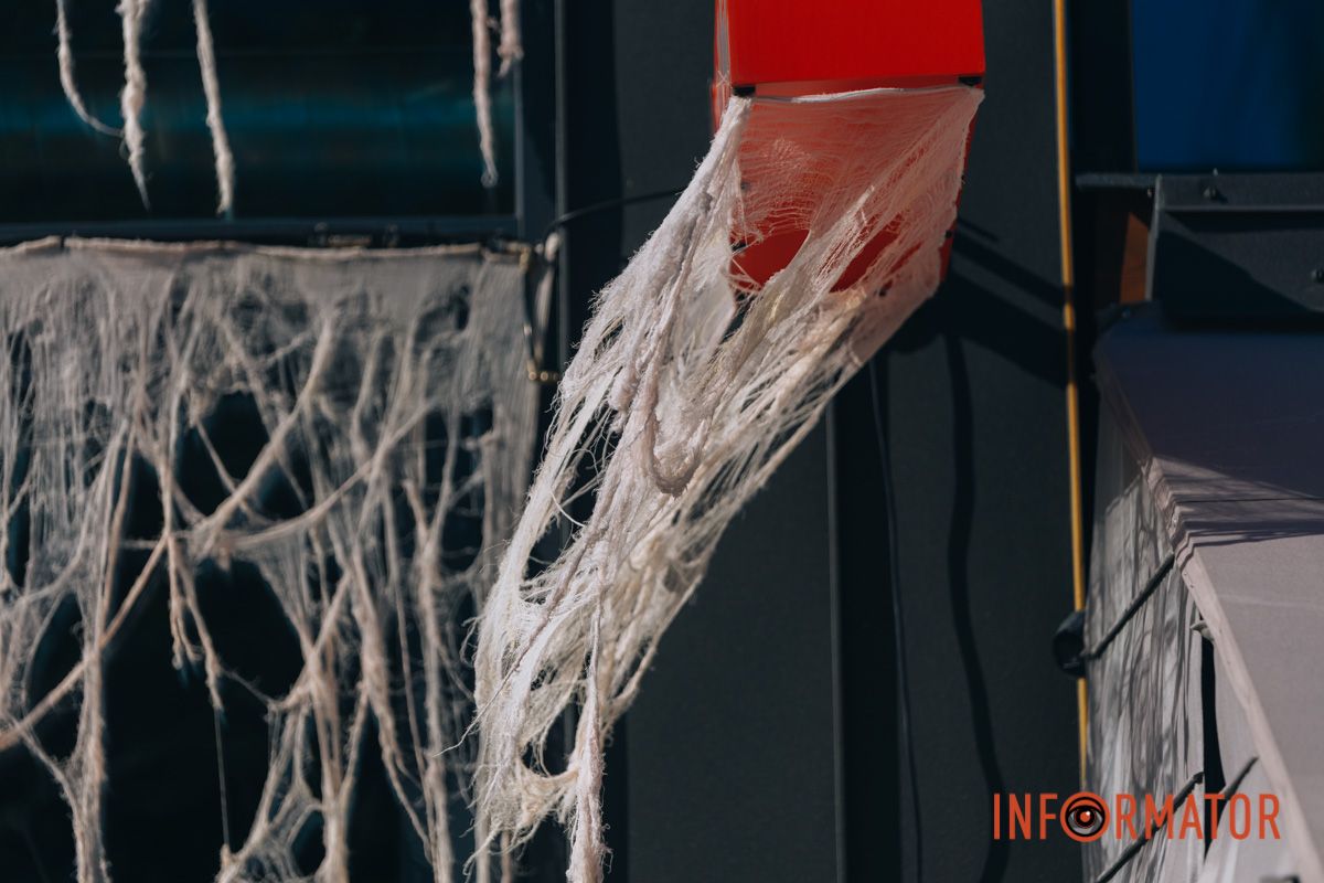 Містичні привиди та гарбузи: на вулиці Первозванівській у Дніпрі з'явилася локація до Гелловіну 33