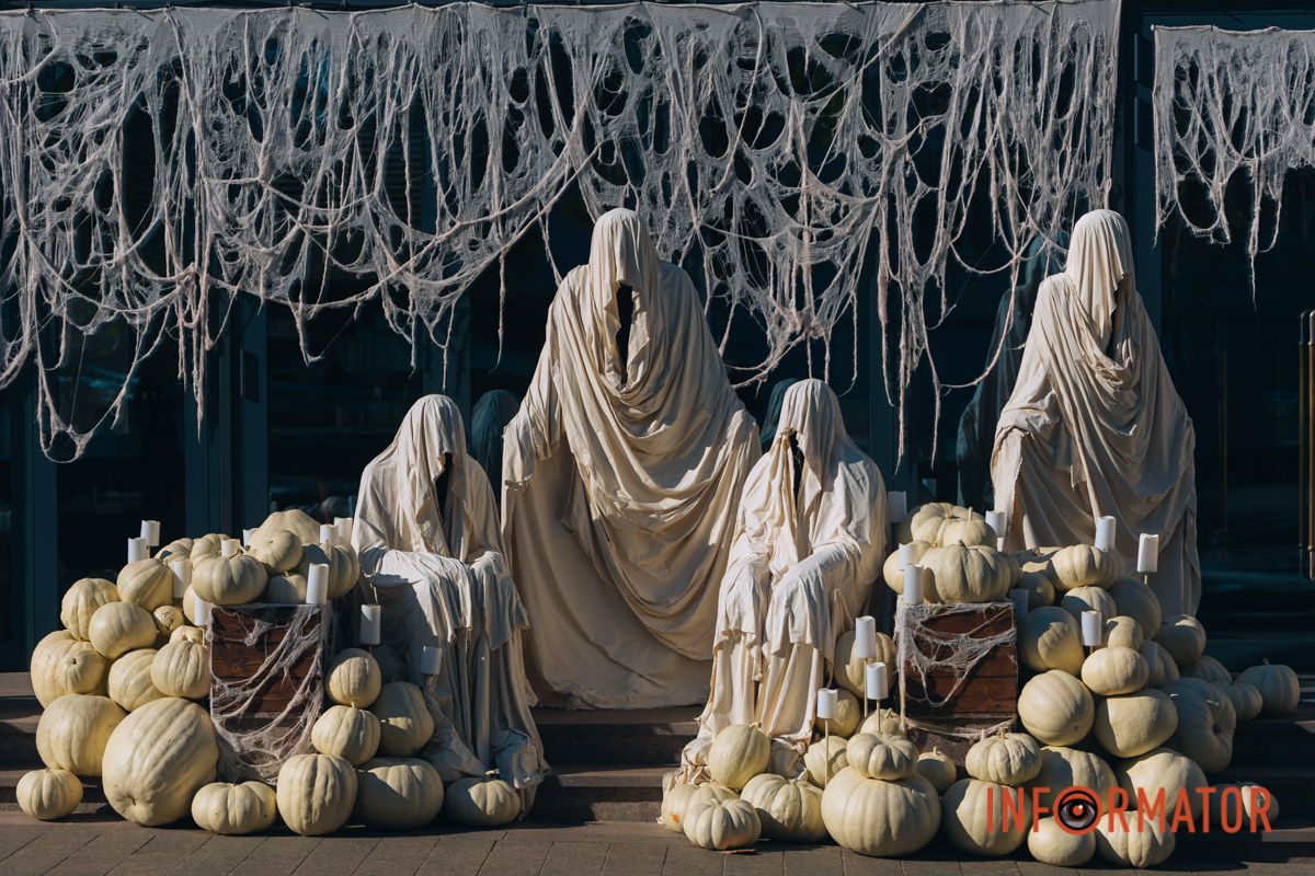 Містичні привиди та гарбузи: на вулиці Первозванівській у Дніпрі з'явилася локація до Гелловіну 32