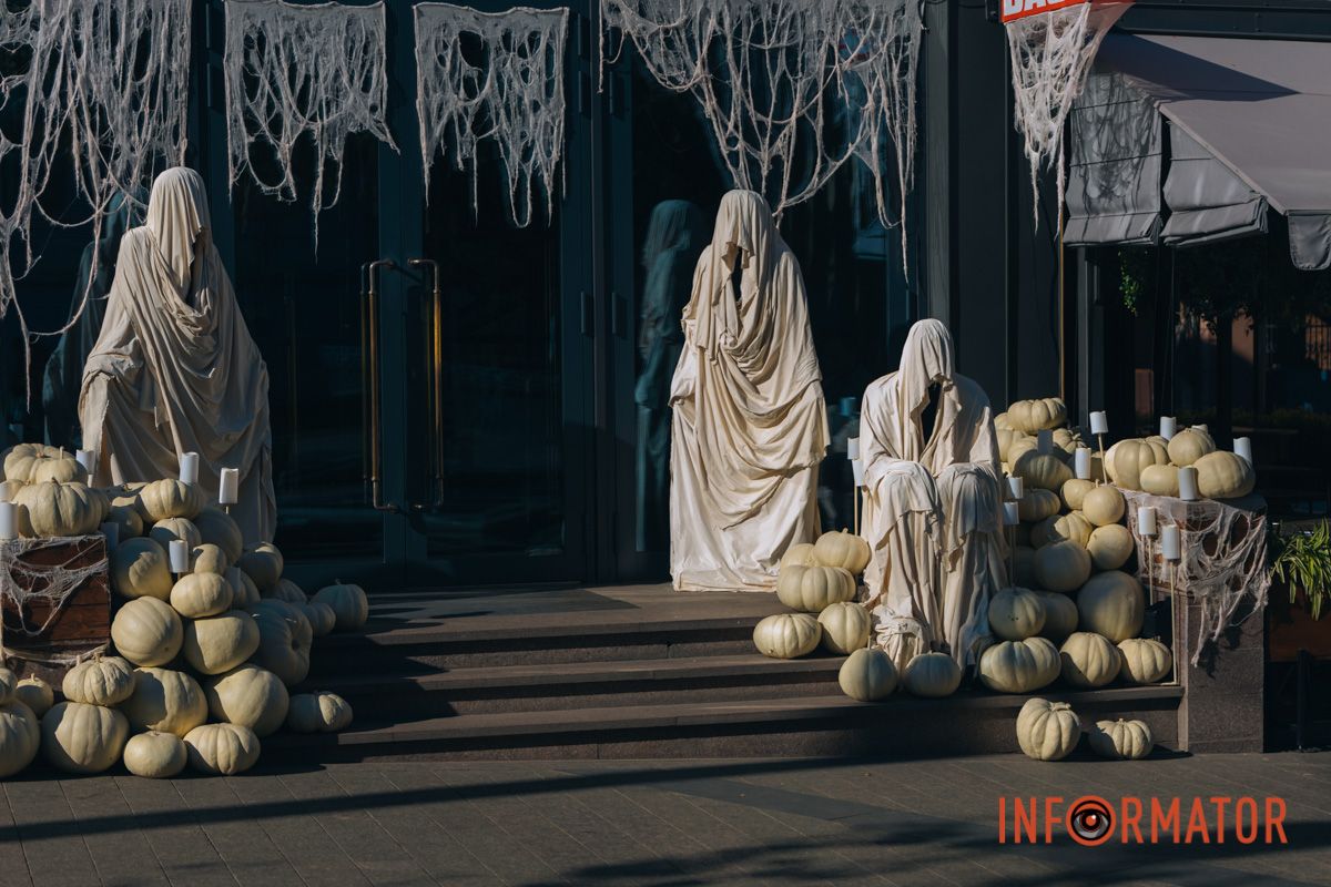 Містичні привиди та гарбузи: на вулиці Первозванівській у Дніпрі з'явилася локація до Гелловіну 31