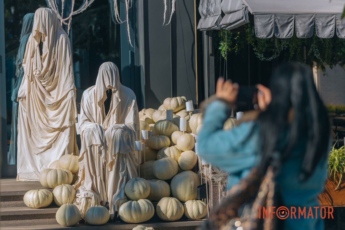 Містичні привиди та гарбузи: на вулиці Первозванівській у Дніпрі з'явилася локація до Гелловіну 29