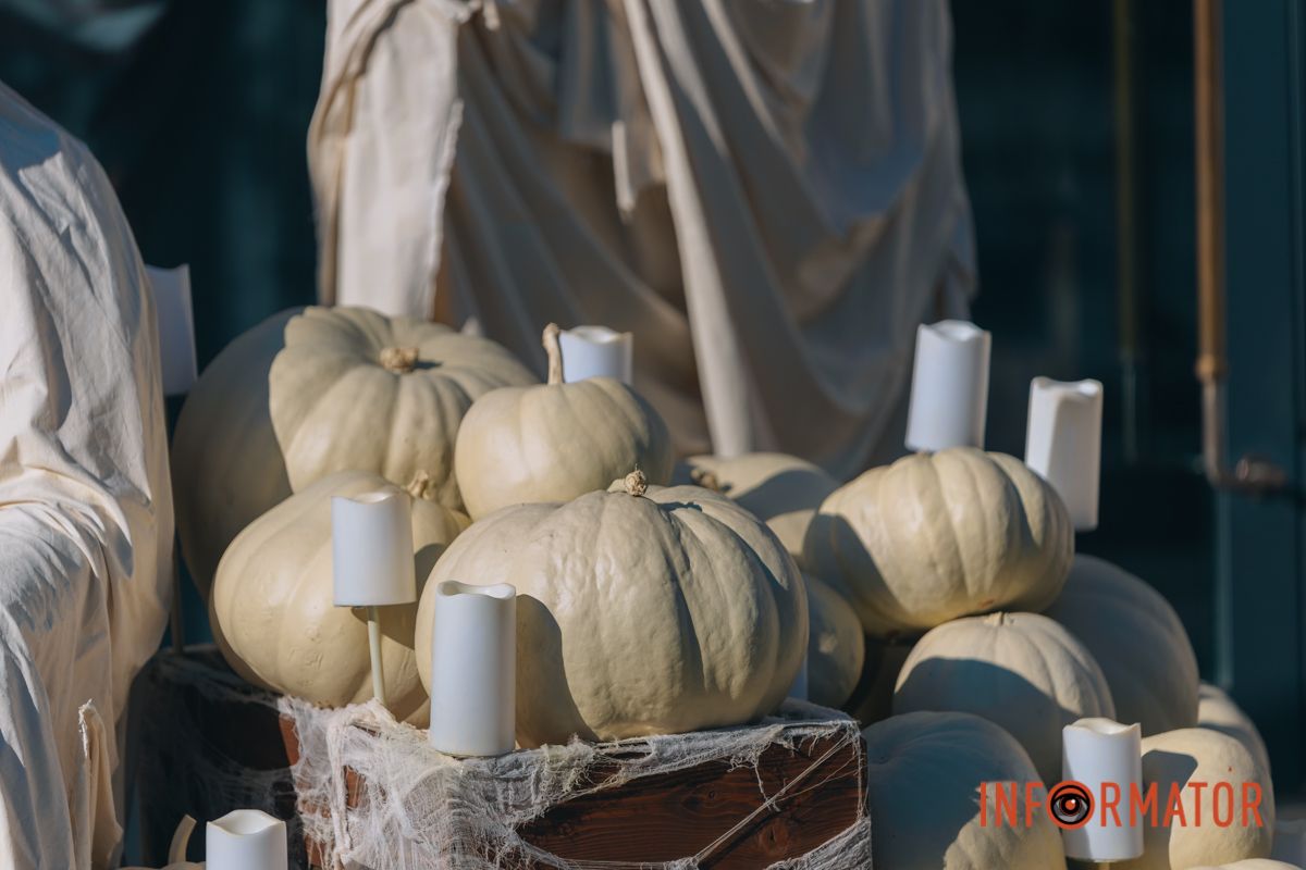 Містичні привиди та гарбузи: на вулиці Первозванівській у Дніпрі з'явилася локація до Гелловіну 28