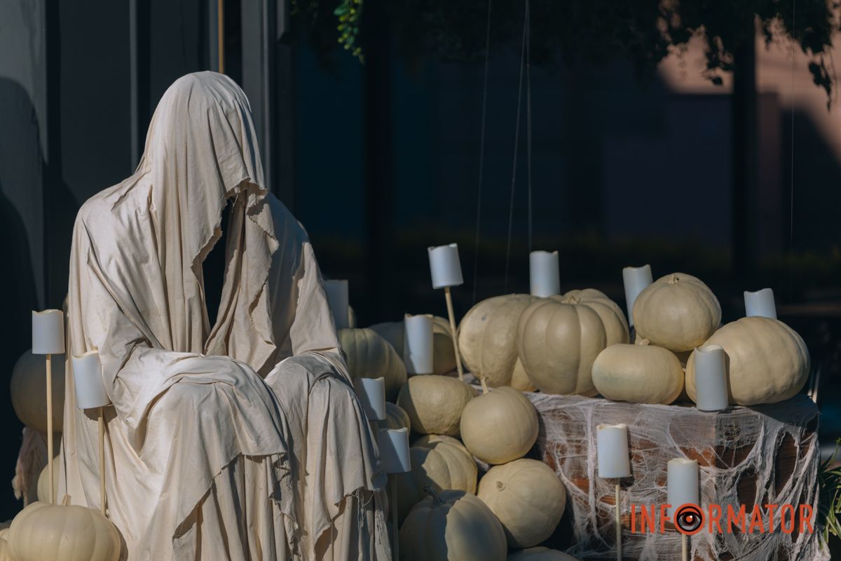 Містичні привиди та гарбузи: на вулиці Первозванівській у Дніпрі з'явилася локація до Гелловіну 27