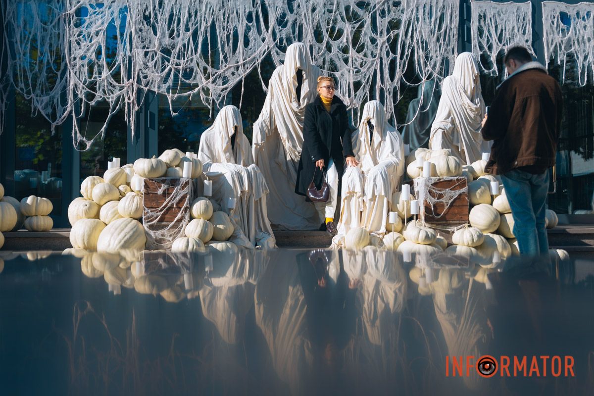 Містичні привиди та гарбузи: на вулиці Первозванівській у Дніпрі з'явилася локація до Гелловіну 25