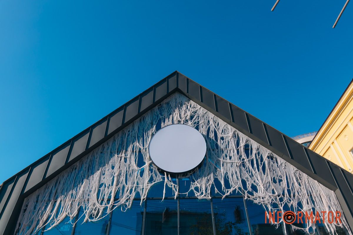 Містичні привиди та гарбузи: на вулиці Первозванівській у Дніпрі з'явилася локація до Гелловіну 24