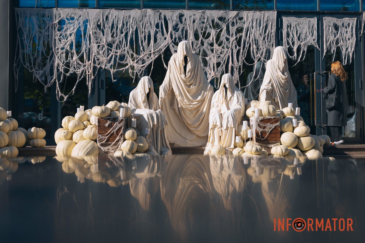 Містичні привиди та гарбузи: на вулиці Первозванівській у Дніпрі з'явилася локація до Гелловіну 23