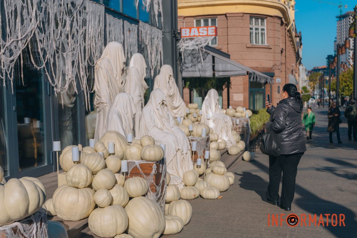 Містичні привиди та гарбузи: на вулиці Первозванівській у Дніпрі з'явилася локація до Гелловіну 22