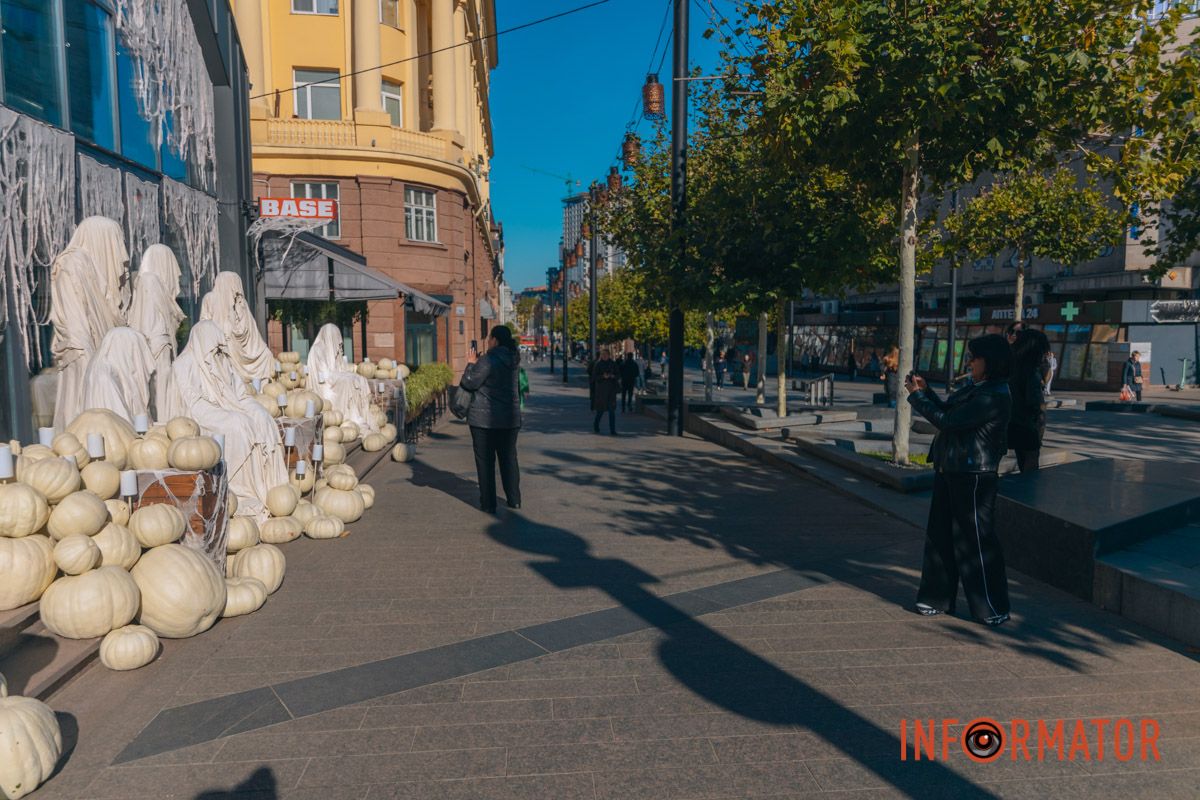 Містичні привиди та гарбузи: на вулиці Первозванівській у Дніпрі з'явилася локація до Гелловіну 21