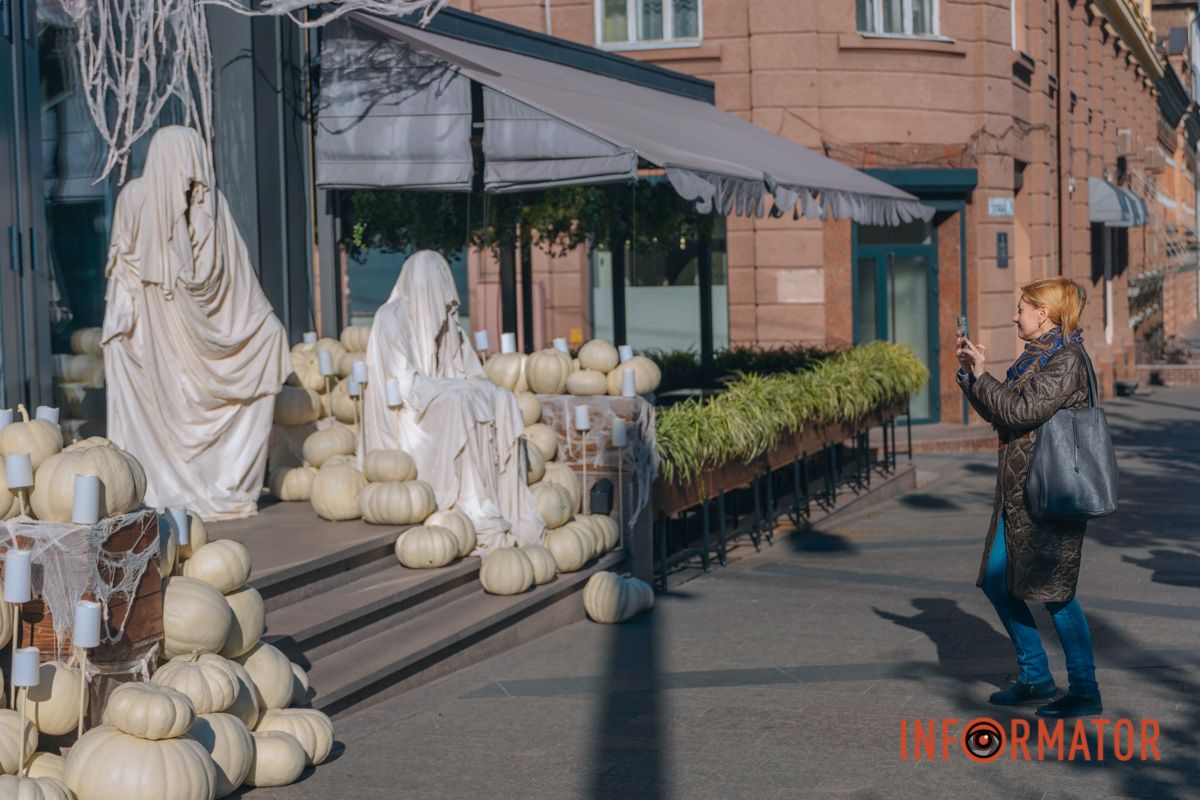 Містичні привиди та гарбузи: на вулиці Первозванівській у Дніпрі з'явилася локація до Гелловіну 20