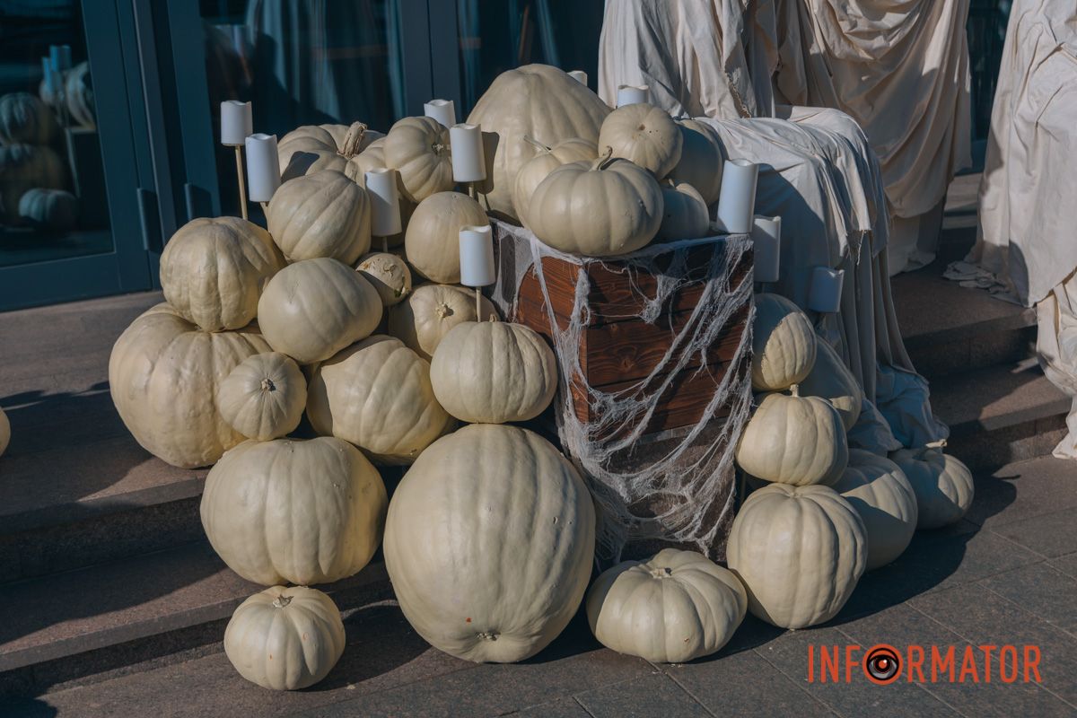 Містичні привиди та гарбузи: на вулиці Первозванівській у Дніпрі з'явилася локація до Гелловіну 19