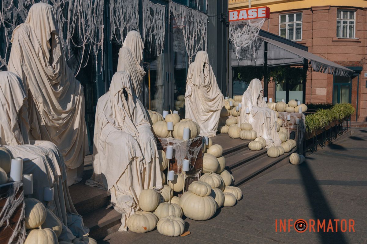 Містичні привиди та гарбузи: на вулиці Первозванівській у Дніпрі з'явилася локація до Гелловіну 18
