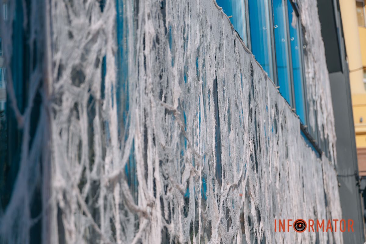 Містичні привиди та гарбузи: на вулиці Первозванівській у Дніпрі з'явилася локація до Гелловіну 17