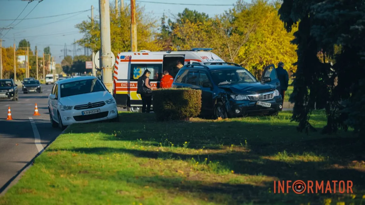 У Дніпрі на Набережній Заводській зіткнулись Subaru та Citroen та вилетіли на зелену зону: постраждала дитина