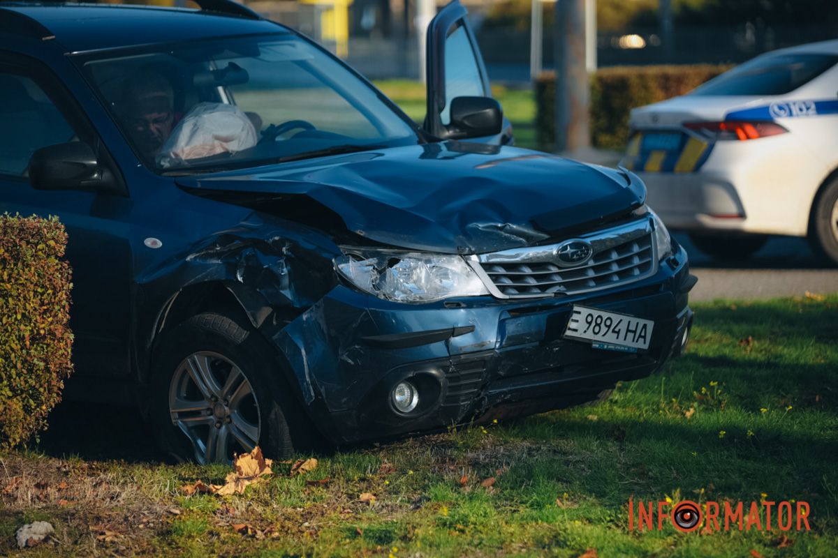 В Днепре на Набережной Заводской столкнулись Subaru и Citroen и вылетели на зеленую зону: пострадал ребенок 2