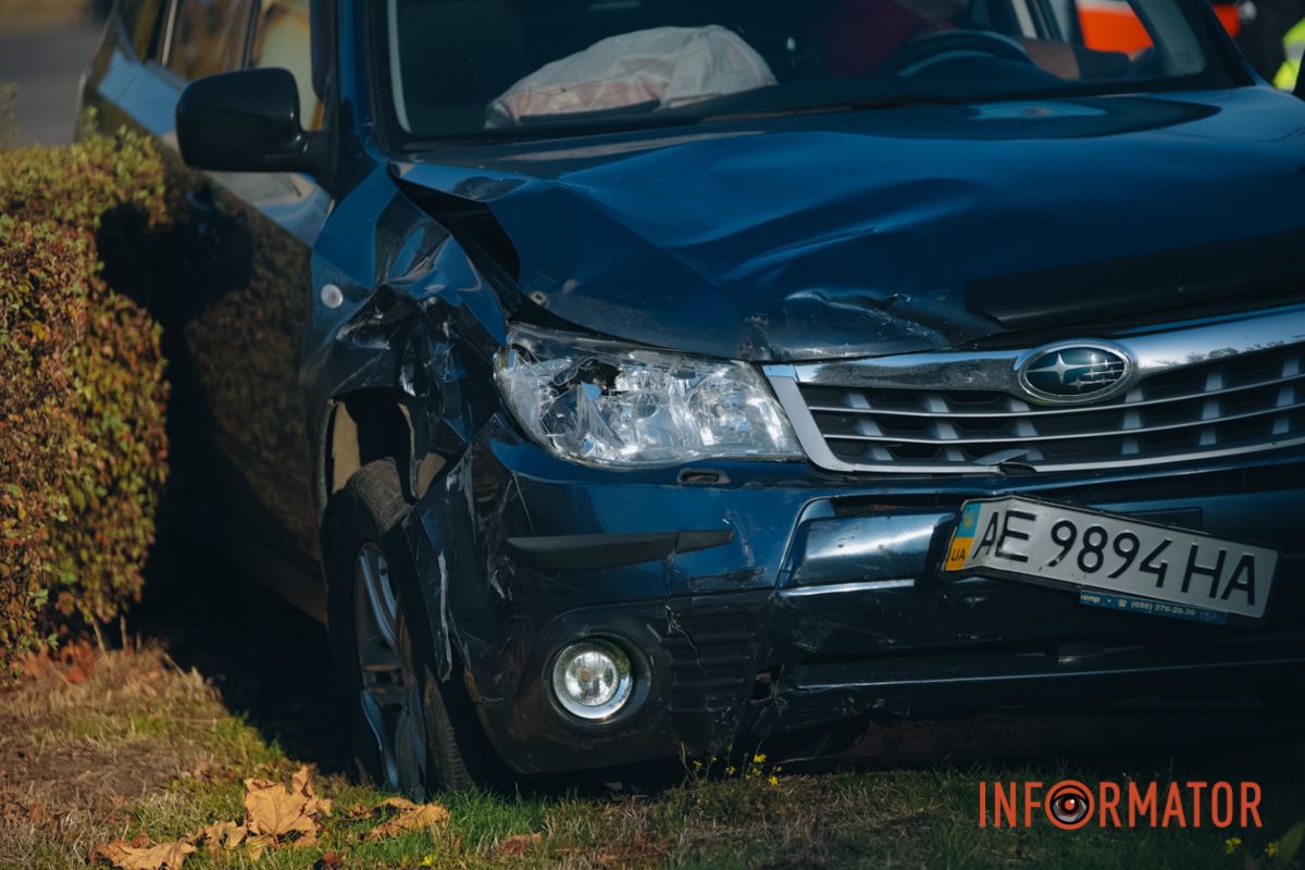 В Днепре на Набережной Заводской столкнулись Subaru и Citroen и вылетели на зеленую зону: пострадал ребенок 3