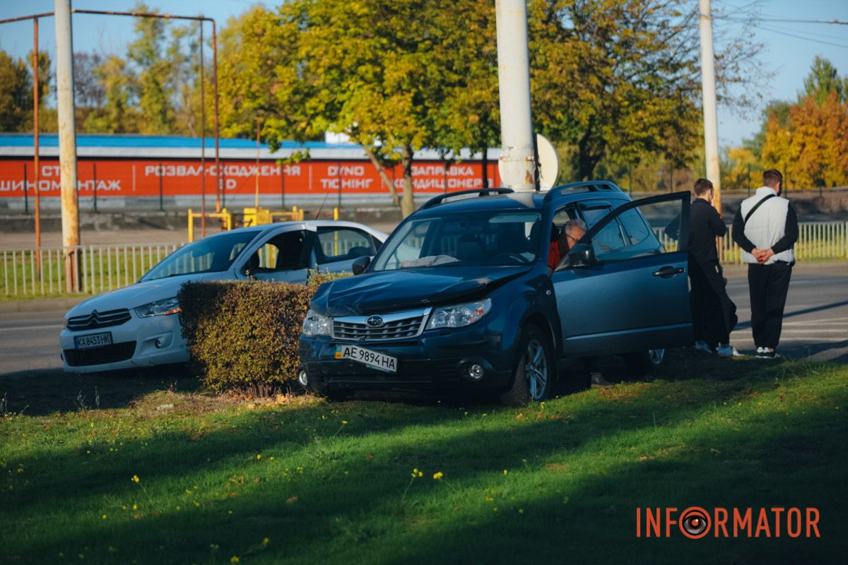В Днепре на Набережной Заводской столкнулись Subaru и Citroen и вылетели на зеленую зону: пострадал ребенок 5